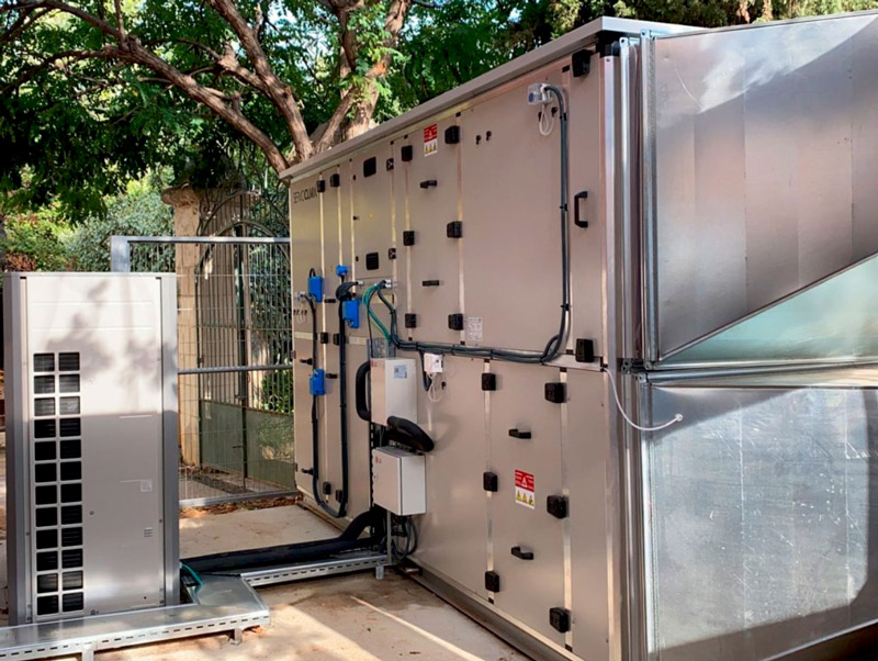 Sistema de aire acondicionado industrial con aerotermia para climatizar empresas, reducir el consumo energético, mejorar la eficiencia productiva y avanzar hacia una climatización sostenible.